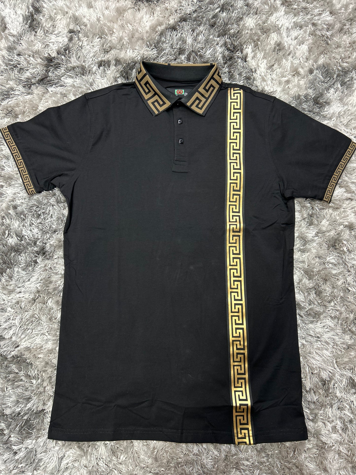 Camiseta De caballero color negro con diseños Dorados