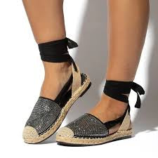 Zapatillas con cuerdas ajustables